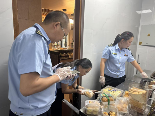 丹桂飘香迎双节，食安守护正当时——腾冲市市场监督管理局强化餐饮管理